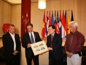 French presents documents on Hanoi Opera House